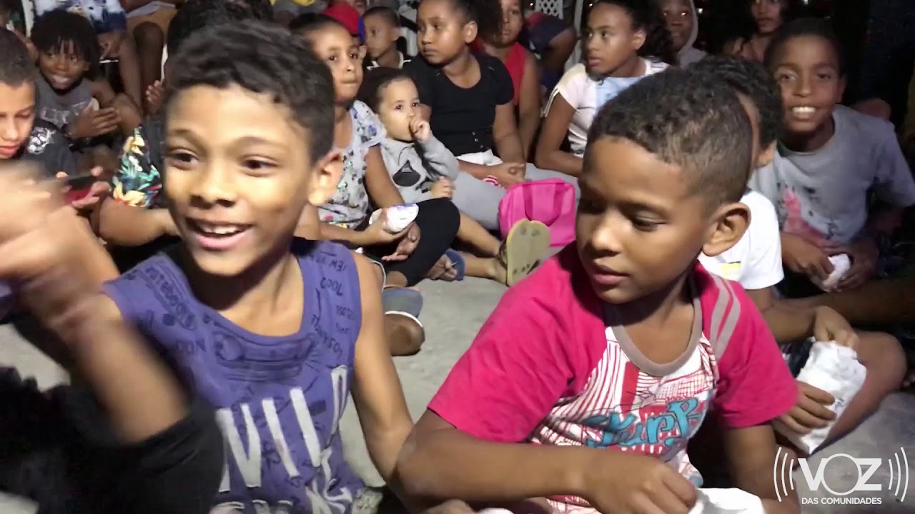 Cinema no Morro: Centenas de crianças da Vila Cruzeiro se divertem no Konteiner