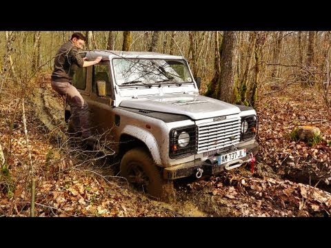 Defender - Transsmission Bourbier de 200 mètres dans le Morvan. (Bourgogne, FRANCE) 90 TD5 sur BFG all terrain T/A K/O taille d'origine.