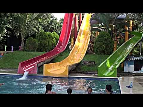 Palacio Latino - diversion en los toboganes del palacio latino.