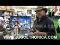 MARK TILDEN MUESTRA A FEMISAPIEN NUEVO ROBOT DE WOW WEE