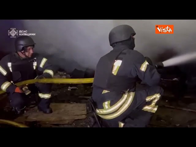Nuovo attacco russo con droni e missili a Kiev. In fiamme edifici residenziali