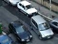 Mujer con problemas para estacionar su auto