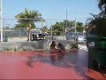 Chica resbala con su amiga
