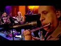 show ao vivo - letra ciraninho
o cantor e compositor vem de uma nobre linhagem do samba. filho do saudoso compositor e cantor jo�o nogueira, antes mesmo de completar um m�s de vida, diogo j� acompanhava os pais nos pagodes e acostumou-se desde cedo a ser embalado ao som de sambas e choros.jo�o nogueira sempre o convidava para participar de seus shows e no samba entre amigos. logo vieram os convites para diogo participar das rodas de samba do rio, h�bito que lhe rendeu respeito e aprova��o dos bambas ligados � m�sica e ao samba.fez importantes shows com jo�o nogueira pelo brasil. em salvador, cantou com o pai no pelourinho para uma plat�ia de mais de cinco mil pessoas, em dezembro de 1998, na comemora��o do 