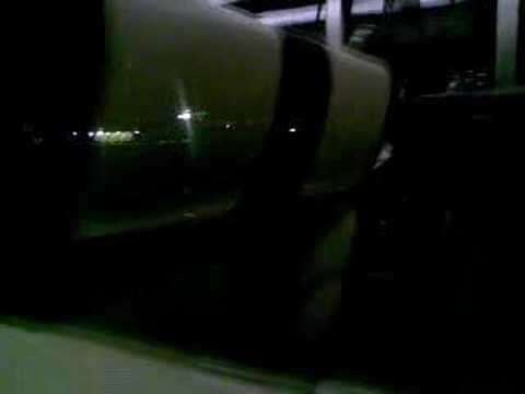 夜の草津駅 223系普通電車対面入線