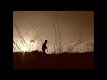 RIPER - 空想ルンバをヒップホップにしてみたをラップしてみたtrack by はりーLyric&rap by RIPER（NO MARK/BGM） [verse1] アナタは今どれぐらい先を走ってますか？ とりあえず見渡すかあぁ、まだ背中すらも見えない癒えない傷は アナタのせい思い返して見るといつもそうだった小学生の時の図画工作でもさ金賞はアナタ 銀賞は俺であぁ畜生なんて気持ちも折れていつだってそう、今だってそう後ろから映される背中へ問う違いは何？ 教えてくれよ 見たいんだ、見たいんだよその先どうせ追いつけっこ無い確実に迫りくるdeadline ふと頭に過ぎるヘッドライン期日はあと５年 あぁどこへこのやり場の無い気持ちはどこへ[hook] 1から10見渡したところでみつからず また涙流した俺と君の超える事の出来ない壁[verse2] 情けない奴だっていわれようがさ諦めれば感じる事の無い弱さ要はさ、何も無かった事にして明日には何気ない顔でYo！What's Up？ これで済むかって？ そんなワケは無い 立ち止まれば明日は無いだからまだ走る 先にいるアナタが知るその絶景の風景 俺もぜってぇ見るって誓った今 昨日の自分と何か違った距離縮まったワケじゃないが希望の光明日へ抱いた涙した昨日の自分とサヨナラ劣等感、絶望感もういらない興味が無いアナタの背中俺は俺自身の背中追い越すためただ、スピードあげるだけ[hook] 1から10見渡したところでみつからず また涙流した俺と君の超える事の出来ない壁