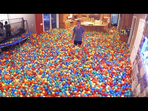 ¿Te imaginas convertir tu casa en una piscina de pelotas? Mira lo que hizo este hombre