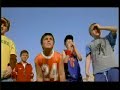 Ni�os bajan pelota de una arbol