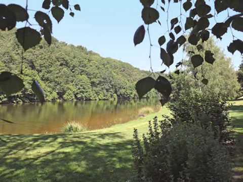 La voie piétonne, le lac et les villas