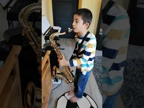 Niño de 9 años al saxo tenor toca sobre el Mr. P.C. de John Coltrane