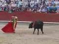 José Tomás sufre tres cogidas pero corta tres orejas
