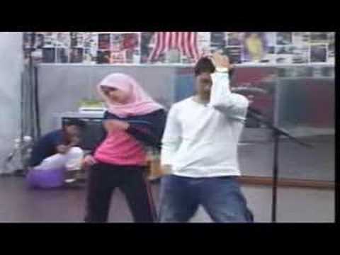 Heliza AF5 memegang batang mic