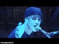 Justin Bieber recibe una lluvia de huevos
