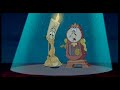 Bellissima canzone tratta dal film la Bella e la Bestia, ho doppiato Lumiere durante il parlato e il cantato,spero vi piaccia . COMMENTATE,VOTATE E ISCRIVETEVI AL MIO CANALE,CHE VI COSTA?

TESTO/LRYICStia con noi
Stia con noi, qui con noi,
si rilassi d'ora in poi,
leghi al collo il tovagliolo
poi faremo tutto noi!
Soupe du journe,  antipasti,
noi viviamo per servir!
Provi il pollo, è stupendo!
Non mi crede? Chieda al piatto!
Vive l'amour! Vive la dance!
Dopotutto miss, c'est la France
e una cena qui da noi c'est fantastique!
Lei prenda il menù,
gli dia uno sguardo su,
poi stia con noi, si con noi,
qui con noi!
Che ragù, che sufflè,
torte e caramel flambé,
preparati e serviti con un grande cabaret!
Lei é sola, impaurita,
ma la tavola é imbandita!
Via la noia e la tristezza!
Viva la spensieratezza!
Le magie e i misteri
degli amici candelieri
che raffinatezza grazia e perfezion!
In alto i calici,
facciamo un brindisi
E stia con noi, poi vedrà,
soddisfatta se ne andrà!
Stia con noi, sì con noi, qui con noi!
Saltano i nervi anche al servo se non servi,
perché qui non c'é nessuno da servir...
ah i bei vecchi tempi di una volta,
era tutto un grande scintillar!
(Ohhh!) Quanti anni passati,
noi ci siamo arrugginiti
senza dimostrar la nostra abilità! (Ihahahuuu!)
Tutto il giorno a zonzo nel castello,
grassi, flosci e pigri,
ma con lei noi siamo fuori!
Oh mio Dio che farei?
Dalla gioia urlerei!
Ora il vino é già versato
e il tovagliolo accanto a lei!
Col dessert vorrà il tè!
Sì mia cara anche per me!
Se le tazze sono pronte bollirò in un istante!
Frizzerò, scotterò,
ma é una macchia quella o no!?
Lava là, che gran figura si fará!
Abbiamo un po' da far!
Lo deve inzuccherar!
Ma stia con noi, sì con noi, qui con noi! Stia con noi! (No amici basta!)
Son dieci anni che nessuno viene qui che ossession!
Ma vedrá, come qua,
tutto splendido sará!
Con le luci un po' attenuate
serviremo le portate!
Fino a che, dopo un po',
lei dirá: 