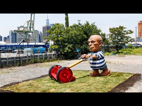 Vor New Yorks Skyline: Picasso mäht Rasen
