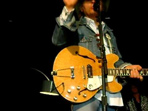 Dwight Yoakam Introducing the band
