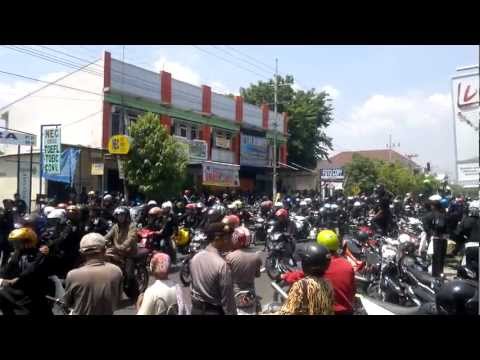 psht madiun - Kota madiun tepatnya tanggal 15 bulan november di hitamkan oleh Perguruan PERSAUDARAAN SETIA HATI TERATE ,Dalam acara nyekar ke makam IMAM KUSOEPANGAT & ke m...
