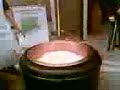 Dimostrazione di come si fa il formaggio fatta all'aperto alla sagra di Bertiolo