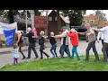 Burgemeester Schollema loopt polonaise aan de Rozenhof in Oude Pekela