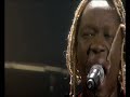 geoffrey oryema, est un musicien, auteur-compositeur et chanteur de rock/world music, n� le 16 avril 1953 � soroti, en ouganda. il s'est r�fugi� en france en 1977 pour fuir la dictature d'amin dada apr�s l'accident de son p�re ministre, soup�onn� de cacher un assassinat par le pouvoir ougandais. il s'�tablit � lillebonne (seine-maritime) en 1989, puis se marie � une fran�aise peu apr�s et obtient la nationalit� fran�aise. il a enregistr� son premier album exile en 1990, produit par brian eno, et �dit� par le c�l�bre label real world par peter gabriel. il s'accompagne pour cr��r sa musique de divers instruments typiquement africains dont la kora mais ne d�daigne pas non plus la guitare �lectrique et les instruments rock. il chante en anglais, en ougandais et en fran�ais. d�s ce premier album il a rapidement connu un succ�s international avec ye ye ye (g�n�rique de l'�mission de france 2, le cercle de minuit). la presse fran�aise et internationale l'a souvent d�peint comme un �leonard cohen africain� et le couvre d'�loges. il s'affirme de plus en plus comme un artiste africain assumant ses influences rock, cr�ateur et artiste � part enti�re et tr�s appr�ci� sur la sc�ne musicale internationale comme lokua kanza ou richard bona.