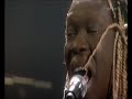 geoffrey oryema, est un musicien, auteur-compositeur et chanteur de rock/world music, n� le 16 avril 1953 � soroti, en ouganda. il s'est r�fugi� en france en 1977 pour fuir la dictature d'amin dada apr�s l'accident de son p�re ministre, soup�onn� de cacher un assassinat par le pouvoir ougandais. il s'�tablit � lillebonne (seine-maritime) en 1989, puis se marie � une fran�aise peu apr�s et obtient la nationalit� fran�aise. il a enregistr� son premier album exile en 1990, produit par brian eno, et �dit� par le c�l�bre label real world par peter gabriel. il s'accompagne pour cr��r sa musique de divers instruments typiquement africains dont la kora mais ne d�daigne pas non plus la guitare �lectrique et les instruments rock. il chante en anglais, en ougandais et en fran�ais. d�s ce premier album il a rapidement connu un succ�s international avec ye ye ye (g�n�rique de l'�mission de france 2, le cercle de minuit). la presse fran�aise et internationale l'a souvent d�peint comme un �leonard cohen africain� et le couvre d'�loges. il s'affirme de plus en plus comme un artiste africain assumant ses influences rock, cr�ateur et artiste � part enti�re et tr�s appr�ci� sur la sc�ne musicale internationale comme lokua kanza ou richard bona.