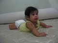 Sophia tentando engatinhar