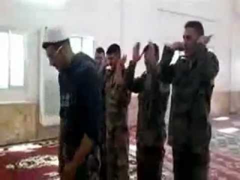 Ushtart e Beshar Esedit duke u tall me dinin e Allahut ne nje xhami ne Hims(ØÙ…ص) Siri..flv