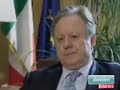 NAPOLI - I manifestanti di Chiaiano hanno rimosso spontaneamente la barricata di cassonetti che ostruiva l'accesso a via Cupa del Cane, la strada che porta alle cave dove dovrebbe essere aperta la discarica. La decisione e' arrivata al termine di una lunghissima discussione fra i manifestanti che hanno trovato l'accordo, accogliendo l'appello fatto dal sindaco di Marano, Salvatore Perrotta, presente sul posto. I manifestanti proseguiranno comunque questa mattina il presidio pacifico in piazza in attesa che giungano i tecnici che dovranno effettuare i rilievi nelle cave.ANCORA ROGHI TRA NAPOLI E PROVINCIA, OLTRE CINQUANTAAncora una notte di cumuli in fiamme, tra Napoli e provincia. Dopo una lieve diminuzione, nei giorni scorsi, del numero dei roghi, la notte scorsa gli interventi dei Vigili del Fuoco sono stati oltre cinquanta. I cumuli, secondo quanto riferisce la Centrale operativa dei Vigili del fuoco, sono spesso 'mini discariche' per spegnere le quali ci si impiega anche un'ora: in alcuni casi coprono intere strade, in altri arrivano anche ad oltre tre metri di altezza. La notte scorsa gli interventi sono stati messi in atto soprattutto alla periferia di Napoli, nella zona di Ponticelli e Agnano, e nei comuni di Casoria, Sant'Antimo, Afragola, Casalnuovo.. Partecipa al Blog dimmidove. Pubblica gratuitamente i tuoi annunci   entra in www.dimmidove.com