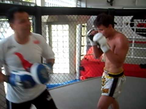 Mestre Paulo Nikolai em treino de Manopla com Leonardo Wagner