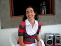 Rebeca habla, mientras escucha su música favorita, de su entrega a Dios en el Opus Dei como numeraria auxiliar. Las numerarias auxiliares son numerarias que se dedican profesionalmente al trabajo doméstico. Los rasgos que definen su figura son los mismos que en las otras Numerarias y Numerarios (celibato con la correspondiente especial disponibilidad para las labores apostólicas, etc.) con la peculiaridad de su dedicación profesional a la administración doméstica de los apostolados del Opus Dei, tarea en la que por otra parte, trabajan también otras Numerarias. Las Numerarias Auxiliares, igual que las otras Numerarias que se ocupan de la administración doméstica de las sedes de los Centros del Opus Dei, no realizan ese trabajo como empleadas en casa ajena, sino como madres o hermanas de familia en su propia casa, aunque en atención a la profesionalidad con que lo desempeñan puedan designarse con nombres diversos, según las costumbres de cada lugar y tiempo. Que la vocación al Opus Dei es la misma para las mujeres que para los hombres es evidente, a la luz de características peculiares de esta vocación. Es por eso igualmente idéntica la amplitud de acción apostólica; al Opus Dei pueden pertenecer, en efecto, y pertenecen de hecho, mujeres, solteras o casadas, de las más variadas condiciones sociales y de las más variadas profesiones: profesoras de universidad, campesinas, obreras, farmacéuticas, médicos, ingenieros, etc., llamadas cada una de ellas a santificar su propio <b>...</b>