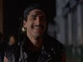 Death Wish 3 scene Charles Bronson atira em um ladrão enquanto toma sorvete.