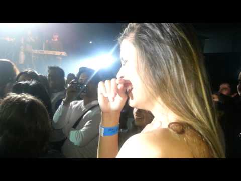 VIDEO: pide matrimonio en concierto de Kevin Johansen con Bareto y le dicen que "no"