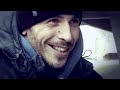 Trzecia część - Mass Denim Zoom - OSTR Jeśli prześledzimy aktywność artystyczną Adama Ostrowskiego, to bardzo szybko zauważymy, że pod kątem ilości albumów, koncertów, produkcji itd OSTR deklasuje bardzo dużą część polskiego rynku muzycznego. Jeśli zastanowimy się ilu w tym czasie udzielił wywiadów i jaka była jego aktywność w mediach, pewnym jest, że Adam ma spory dystans do wywiadów i skupia się głównie na muzyce. Mass Denim Zoom - OSTR to wyjątkowy materiał, w którym Ostry zabiera oglądających w ciekawą podróż w czasie i zakamarki swojego muzycznego świata. Wywiad został przeprowadzony w drugiej połowie 2010 roku. facebook.com/​massdenim98