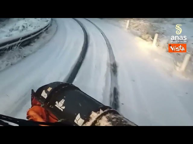 Mezzi di Anas a lavoro sulle strade calabresi per rimuovere neve e ghiaccio