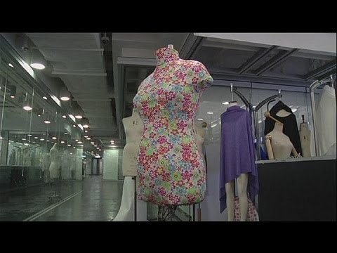 Смартманекен i.Dummy помогает крупным компаниям, работающим на рынке массового выпуска прет-а-порте, шить одежду таким образом, чтобы она учитывала бы не только размеры, но и индивидуальные особенности телосложения. i.Dummy меняется так, как это нужно стилисту или технологу, который разрабатывает выкройки. У смартманекена уходит на это от 8 до 10 секунд. «Например, кто-то поправился, прибавил в весе, и для этого человека прежние мерки уже не годятся, его пропорции изменились. Далее, население тоже меняется, и в сторону увеличения – как роста, так и веса. Принятая система размеров не всегда за этими изменениями успевает. Более того, телосложение меняется от нации к нации, потому что японцы физически не похожи на американцев, а те – на китайцев, а в моде, которая носит глобальный характер, нужно успеть одеть всех по сезону», – объясняет автор разработкипрофессор Аллан Чан. 