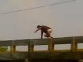tavo alvarez tirandose de el puente de coveñas, demostrandoles a las prepagos q tenian q ese si es un verdadero macho.