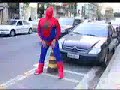 Spider-man tańczy na ulicy