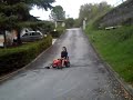 è proprio così...quest'uomo è riuscito a derapare con un trattore...vabè è giocattolo ma è pur sempre un trattore grandissima derapata da parte di un pazzo