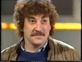 Het is 1987.  Op de vooravond van de oprichting van de eerste Vlaamse commerciële TV-zender VTM (1989) pakt de toenmalige BRT uit met een grootschalige live-show in samenwerking met de Nationale Loterij: 'Pak De Poen -- De Show van Eén Miljoen'.  Manu en René Verreth, twee acteurs uit het jaren voordien immens populaire 'De Collega's', een mooi gemaakte humoristische serie over het reilen en zeilen van een groep ambtenaren op één of ander ministerie, zullen het geheel presenteren.De show wordt een regelrechte ramp: René en Manu Verreth drukken zich uit in een kaduuk soort ambtenarentaal, de studiolichten vallen uit, knoppen die de kandidaten moeten gebruiken om 'af te drukken' doen het niet, afstandsbestuurde wagentjes voor één van de showproeven worden gestoord door draadloze microfoons, de presentatoren worstelen met de spelregels én dus ook met de jury, de in die tijd meer dan beruchte BRT-telefooncentrale toont zich van de meest nukkige kant, en tot overmaat van ramp vergeet René Verreth de naam van Percy...  Percy....    juist, dames en heren!Nadien volgen nog twee afleveringen van de show, maar die worden gepresenteerd door Luc Appermont.  Na drie afleveringen wordt de show afgevoerd.Op de VRT waren tot enkele jaren geleden heel af en toe nog wel eens héél korte fragmenten uit die beruchte show te zien, maar de VRT lijkt het geheel liefst zo vlug mogelijk te willen vergeten.  De originele bandopname van de show zou, althans dat beweren kwatongen, door René en/of Manu ontvreemd zijn uit het archief van de openbare omroep, maar niets is minder waar.  Getuige daarvan de hele uitzending die je nu, 20 jaar na uitzending, hier integraal te zien krijgt.  Zorg dat je niet gestoord kan worden, en go ahead, het is de moeite waard!!