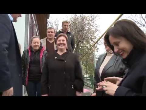 Igor Dodon a înmînat cheile unei case recent renovate unei familii nevoiașe din satul Călărășeuca, raionul Ocnița