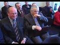 Nu tā.! Pieķeram Deputātus šņaucam Tabaku.!