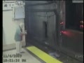 Dronken vrouw valt voor de metro