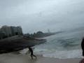 Topz surfando no Arpoador