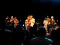 Última canción que tocó La Costa Brava en su concierto de despedida. Día: 10 de septiembre de 2008. Lugar: Expo Zaragoza. Canción: La vida sigue igual (versión de Julio Iglesias). En el escenario, además de los miembros del grupo, están Dani Garuz, Eloy Cases, Willy (Carrots), Andrés Perruca y Sergio Vinadé (El Niño Gusano), etc.