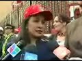 Manifestantes de la confederación de trabajadores del Perú quemaron un muñeco de Hugo Chávez frente a la embajada de Venezuela.