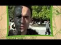 Le matin de l;expo au reveille, montage du totem et pour finir moi en Gorille aux parc george Bassens ... Aimez le Goriile et Protegez le ...Pourquoi un gorille en verre ? Le gorille et l'homme ont une parenté génétique étroite. Ce gorille n'apparaît que lorsque l'on s'éloigne et quand on veut le toucher, il ne reste de lui qu'une représentation graphique. Je me suis intéressé au jeu entre réalité et disparition. Il se reflète, et son reflet c'est notre miroir. Il crie aimez-moi, protégez-moi, mais il ne connaît pas l'immense férocité ou indifférence des hommes. Le reflet est très blanc, il est déjà dans un autre monde qui n'est plus terrien