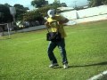 Dansando hem campo de futebol....aguinaldo capoeira e vou la sabe mais o ke.......