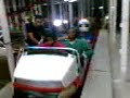 montanha russa com capacete