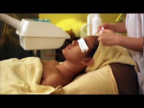 facial - A thorough look at a session in a beauty salon - brought to you by http://www.daria.com.sg 1. Cleansing + double cleansing 2. Exfoliation 3. Steaming 4. Extr...