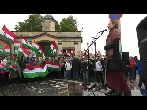 Slowakei: Verrgerte Ungarn protestieren und singen ungarische Hymne vor Parlament in Bratislava